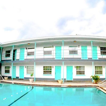 Uptown Inn & Suites セント・ピーターズバーグ エクステリア 写真