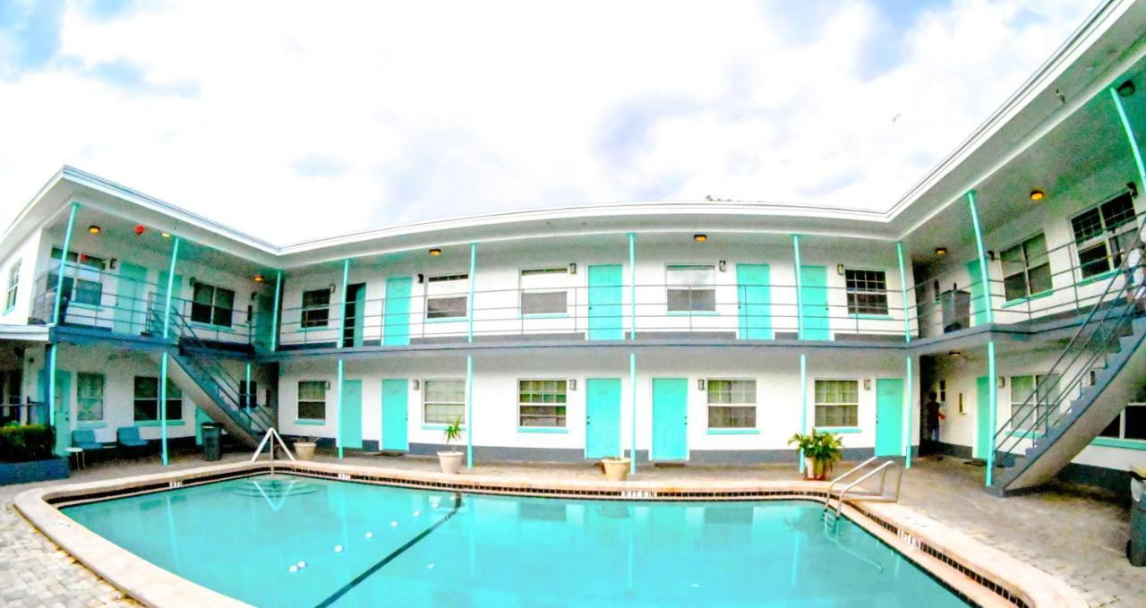 Uptown Inn & Suites セント・ピーターズバーグ エクステリア 写真