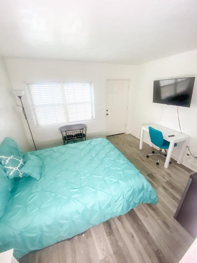 Uptown Inn & Suites セント・ピーターズバーグ エクステリア 写真