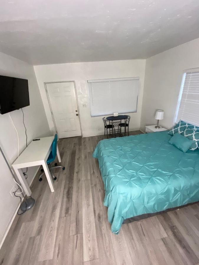 Uptown Inn & Suites セント・ピーターズバーグ エクステリア 写真