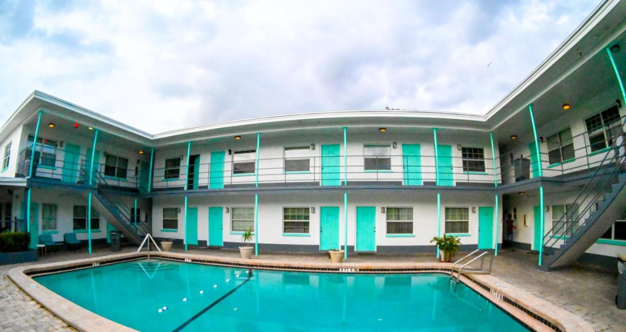Uptown Inn & Suites セント・ピーターズバーグ エクステリア 写真